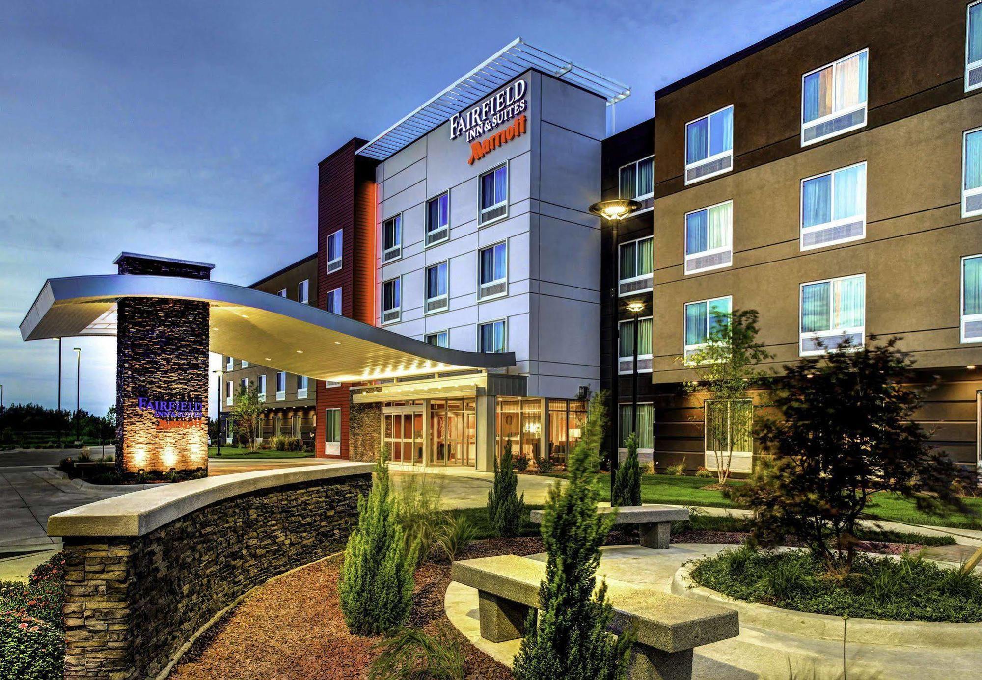 Fairfield Inn & Suites By Marriott Lansing At Eastwood Exterior photo